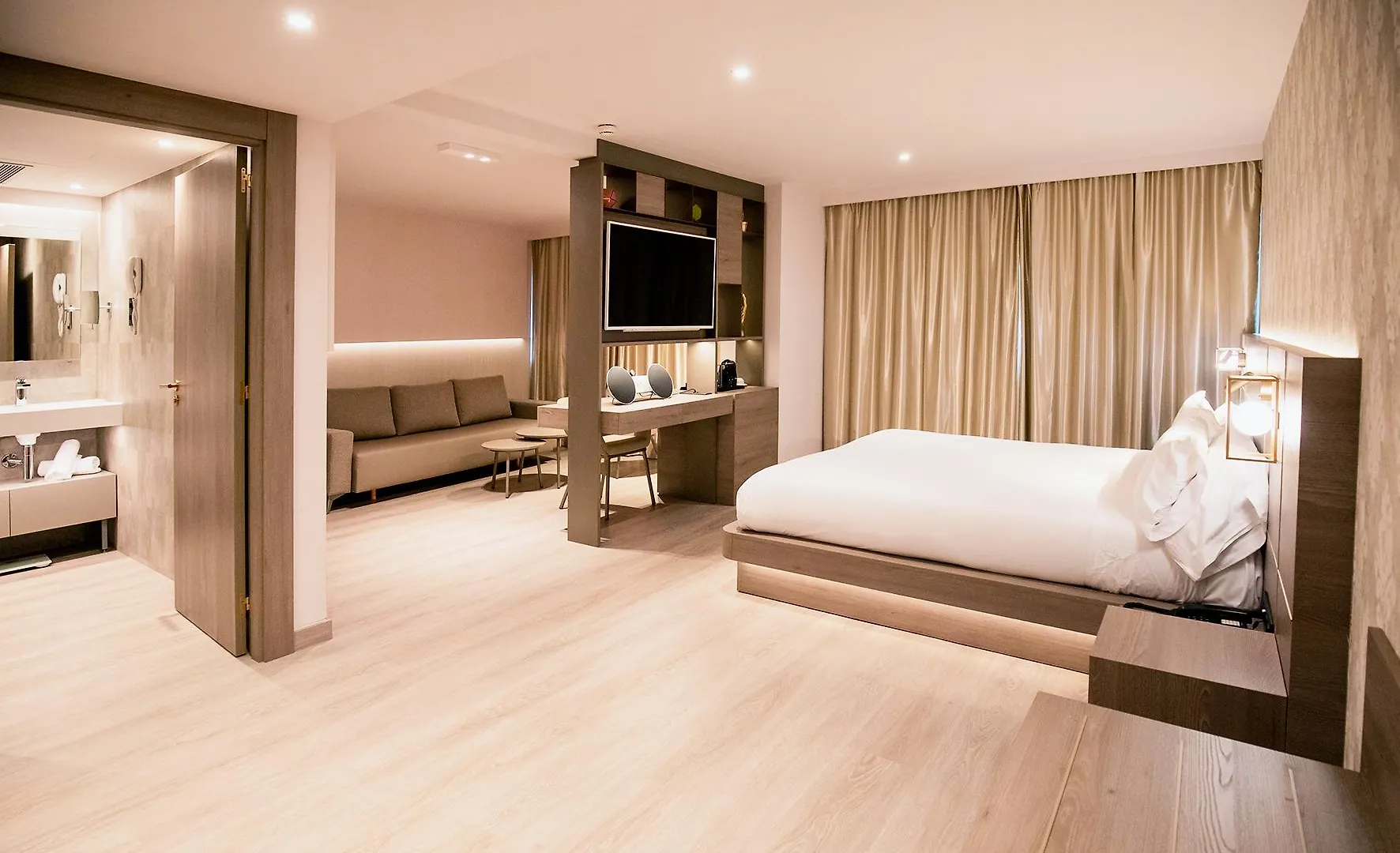 Grand Plaza Hotel & Wellness Andorra la Vella 5*,